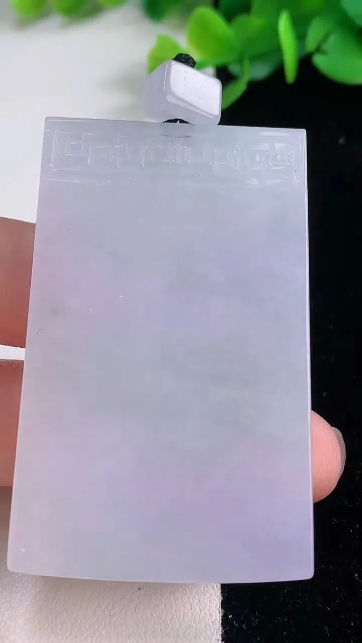 天然A货翡翠冰种春带彩 紫罗兰无事牌吊坠，尺寸56.4-36-5.3，重量:35.68g
12月1日