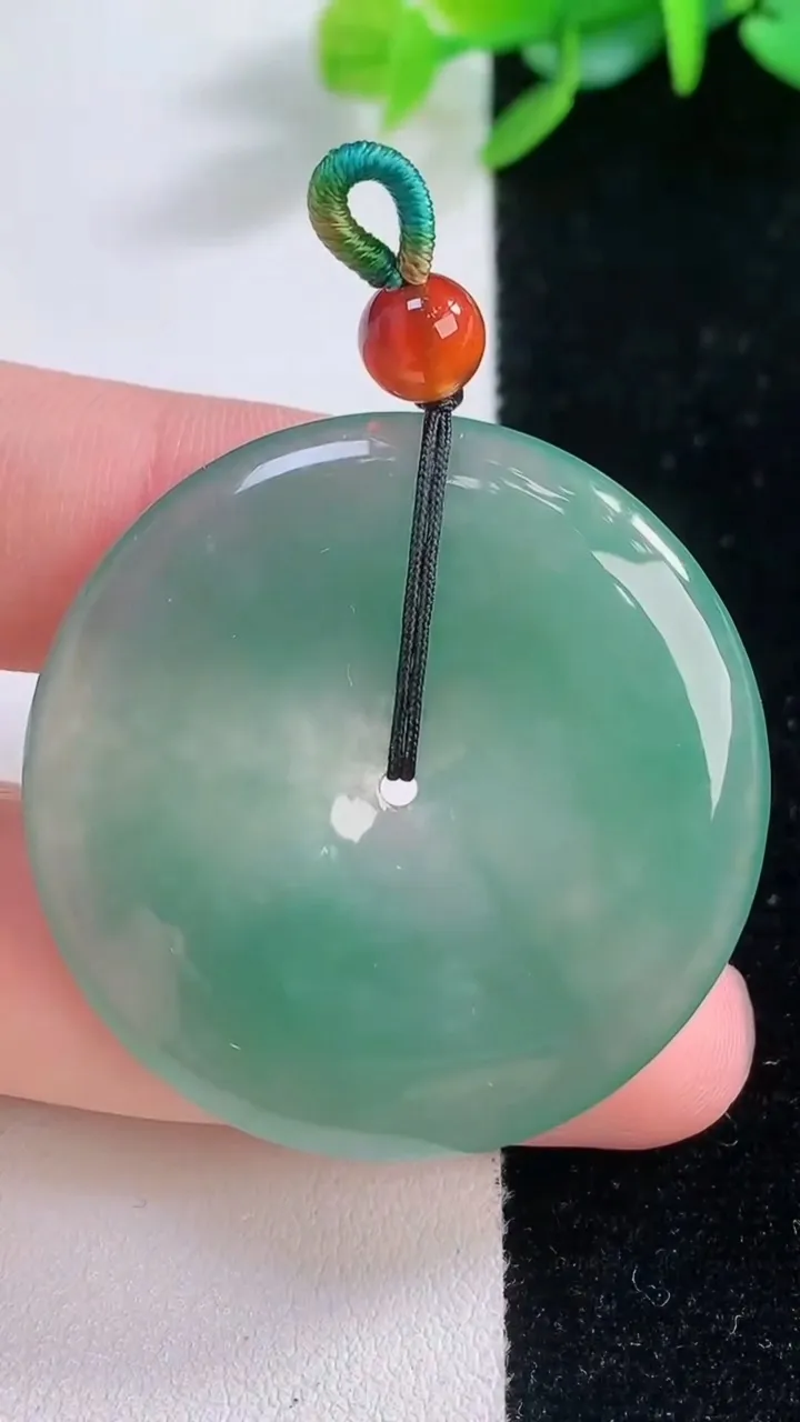 天然A货翡翠平安扣吊坠，尺寸37.4-4.6，重量:14.65g
12月1日