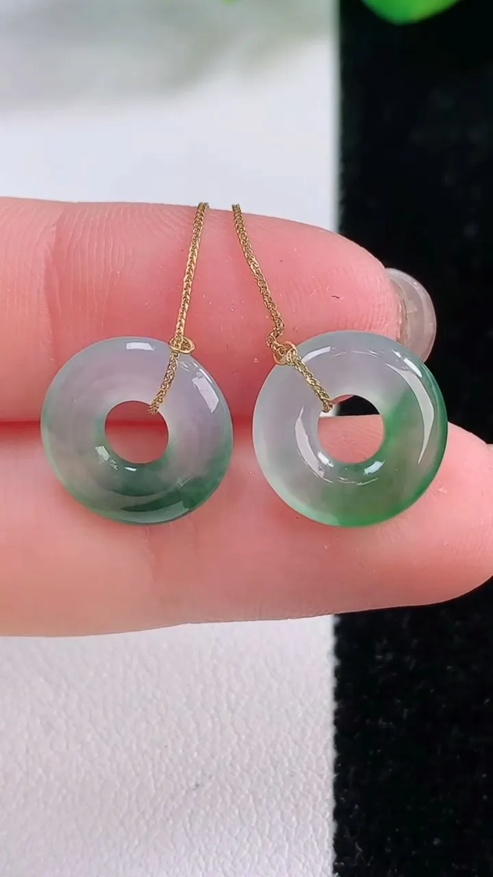 天然A货翡翠平安环吊坠一对，尺寸12.8-2.5，重量:1.82g
12月1日