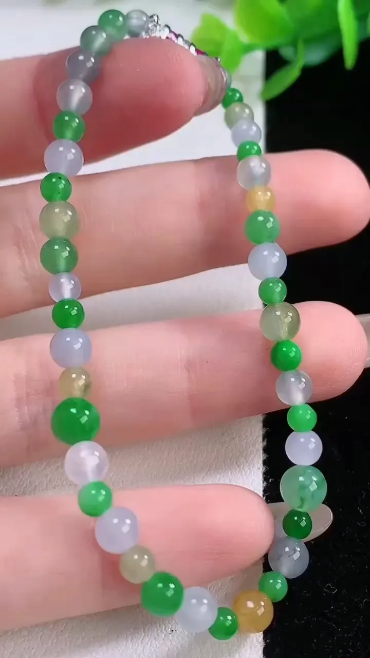 天然A货翡翠种三彩小米圆珠手串42颗，尺寸5.5，重量:6.69g12月1日
工厂直销收藏佳品,种好