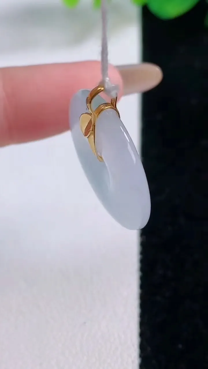 天然A货翡翠种飘花平安扣吊坠，尺寸22.5-4，重量:4.73g
12月1日