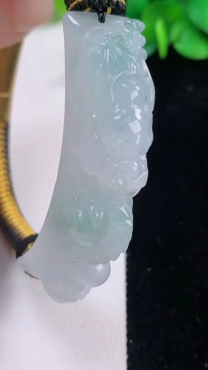 天然A货翡翠冰种飘花龙头手牌 手绳，尺寸59.8-12.8-14.7，重量:38.61g
12月1日