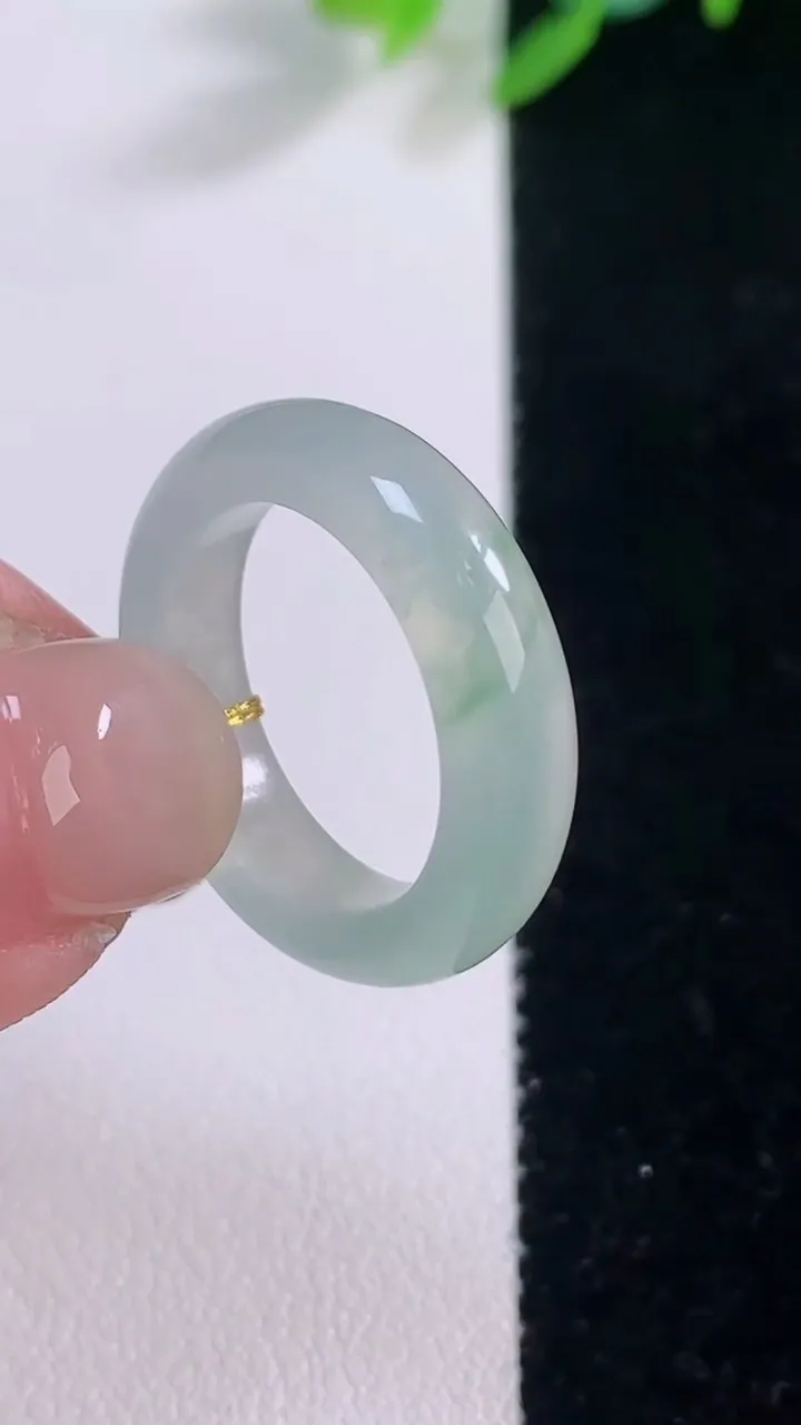 天然A货翡翠冰种飘花指环 戒指，尺寸16.8-5.2-3.4，重量:3.71g2025年12月1日
工厂直销收藏佳品,种好水足，色泽均匀，有种有色，上手高大气！