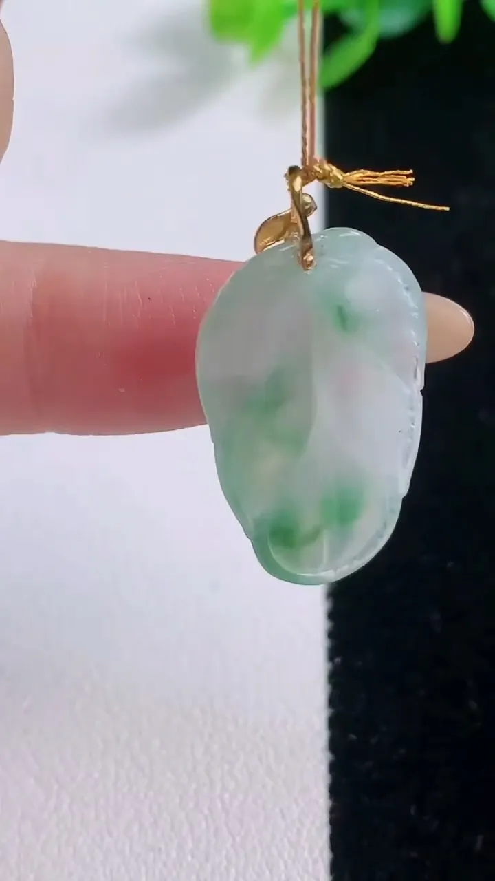 天然A货翡翠金枝玉叶 叶子吊坠，尺寸26.3-15.3-3.5，重量:3.00g
12月1日