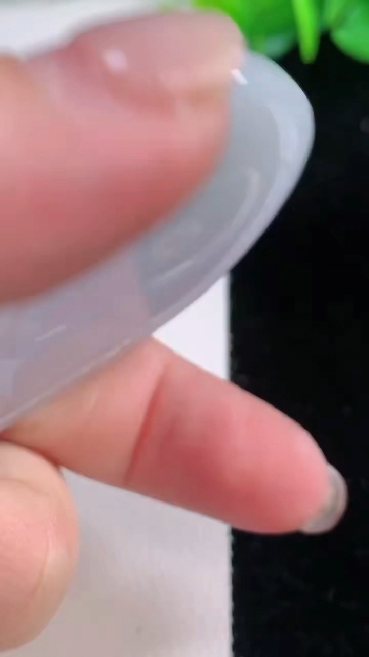 天然A货翡翠虚空藏菩萨吊坠，尺寸65.2-43.8-4.3，重量:30.00g
12月1日