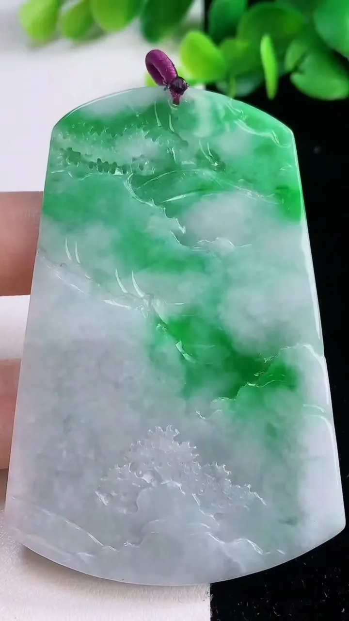 天然A货翡翠山水牌吊坠，尺寸71.7-47.8-4.5，重量:36.99g
12月1日