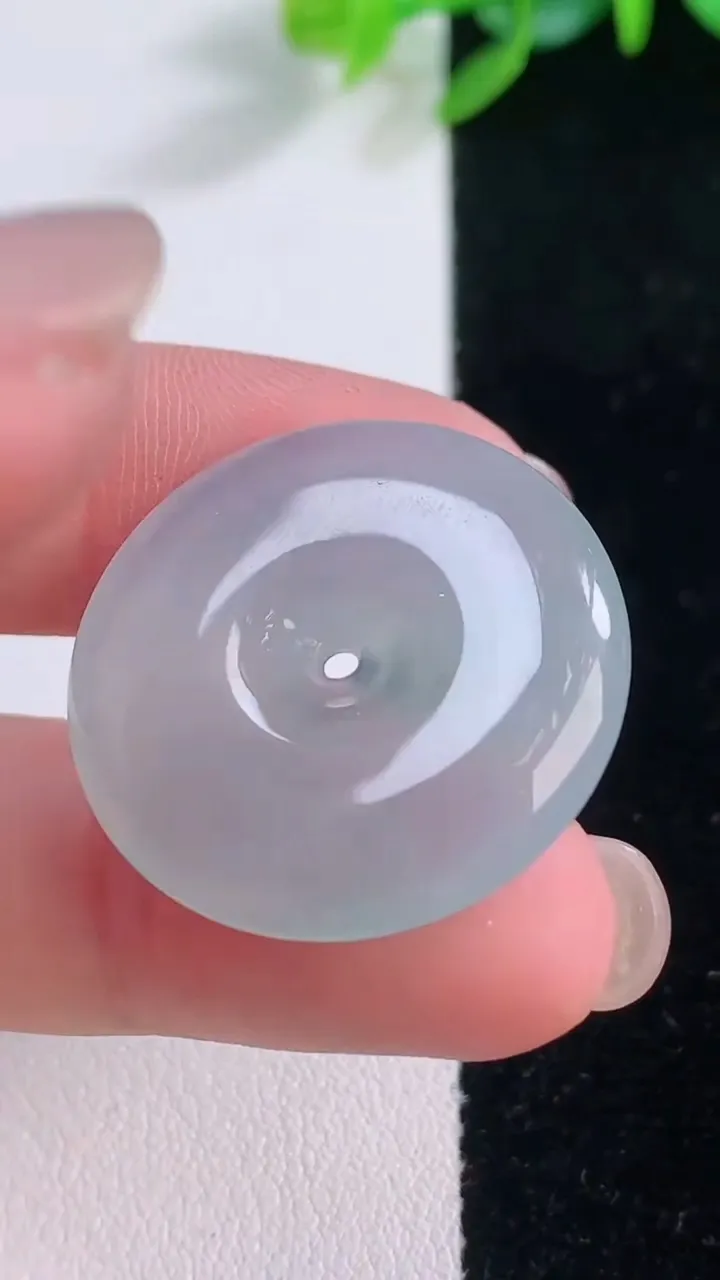 天然A货翡翠平安扣吊坠，尺寸26.4-4.7，重量:7.14g
12月1日