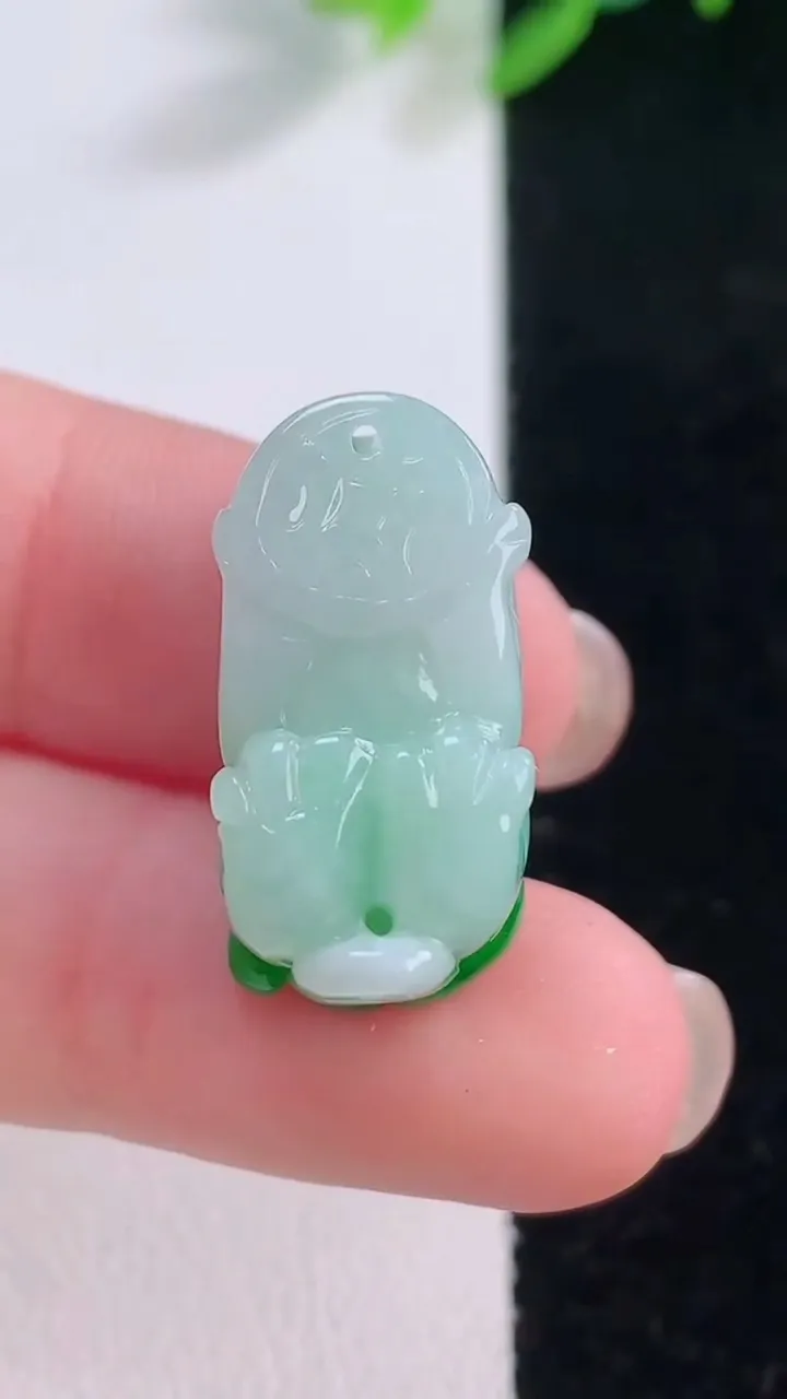 天然A货翡翠貔貅吊坠，尺寸20.8-11.3-12.7，重量:7.94g
12月1日