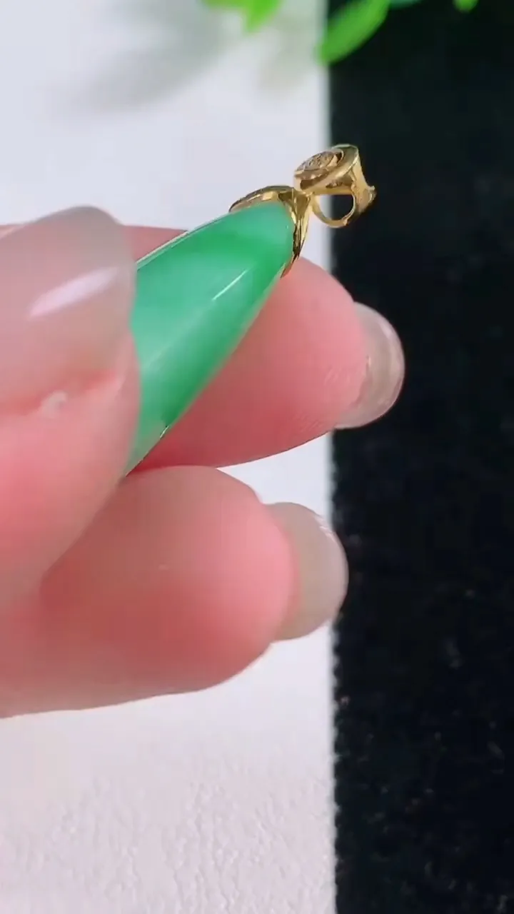 天然A货翡翠水滴吊坠，尺寸26.2-14.4-8.2，重量:5.47g
12月1日