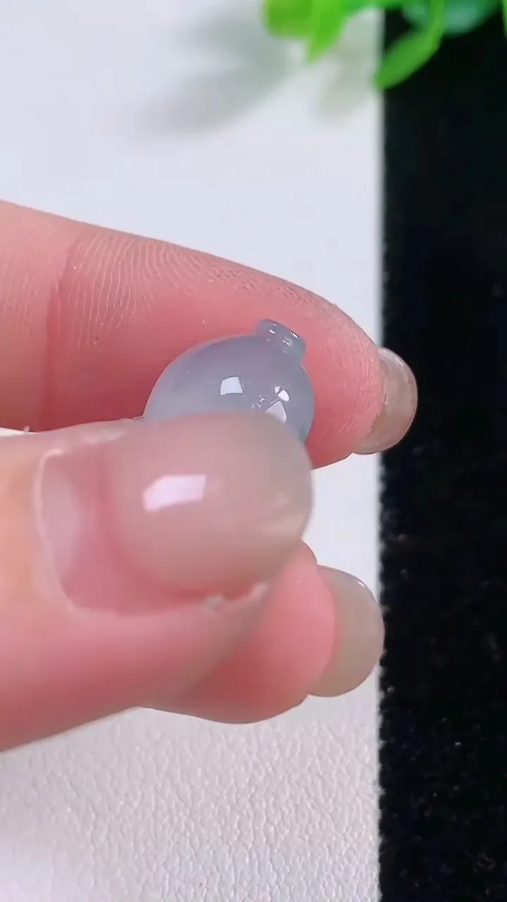 天然A货翡翠冰种飘花葫芦镶嵌件，尺寸20.4-16.7-6，重量:3.48g
12月1日