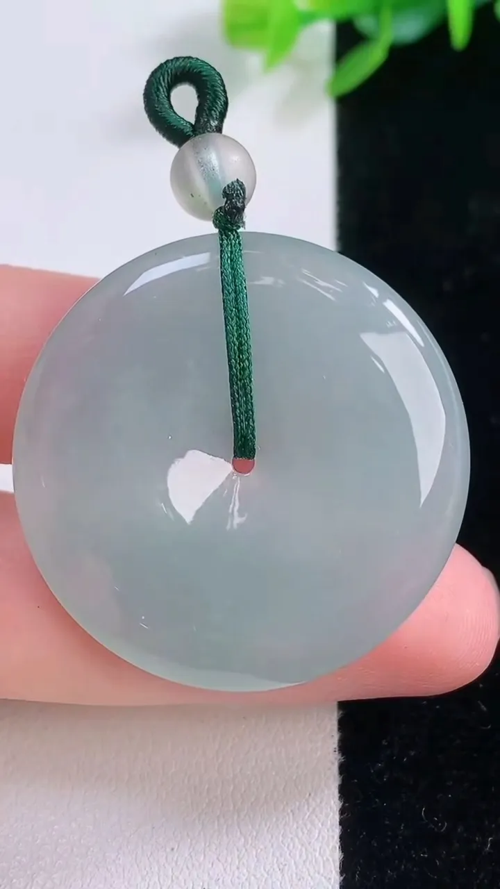 天然A货翡翠平安扣吊坠，尺寸34.4-5，重量:13.46g
12月1日