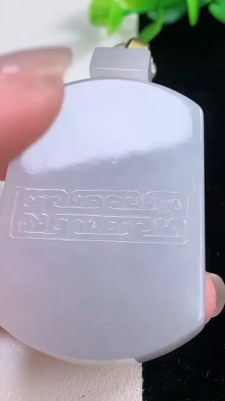 天然A货翡翠仿古无事牌吊坠，尺寸49.5-35.4-10.3，重量:60.47g
12月1日