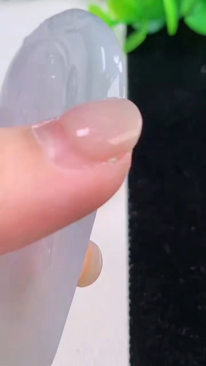 天然A货翡翠虚空藏菩萨吊坠，尺寸65.2-43.8-4.3，重量:30.00g
12月1日