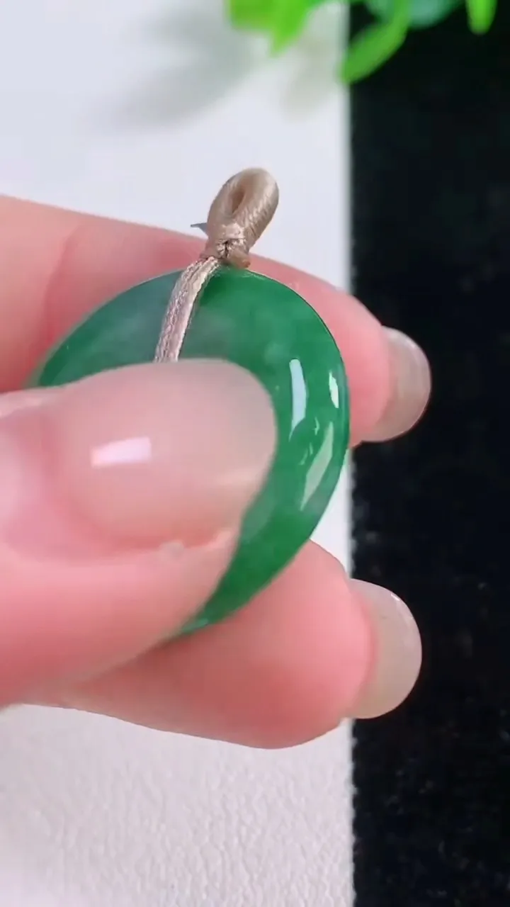 天然A货翡翠平安扣吊坠，尺寸25-5，重量:7.42g
12月1日