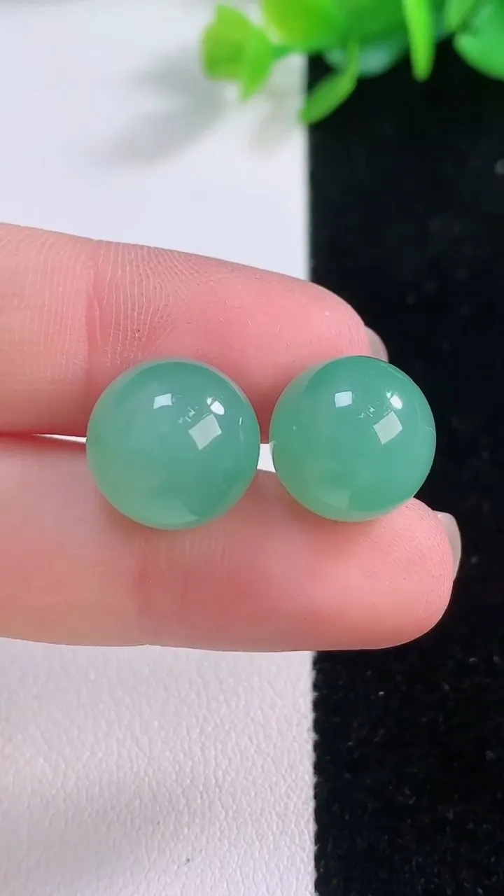 天然A货翡翠圆珠镶嵌件一对，尺寸12.3，重量:6.88g
12月1日