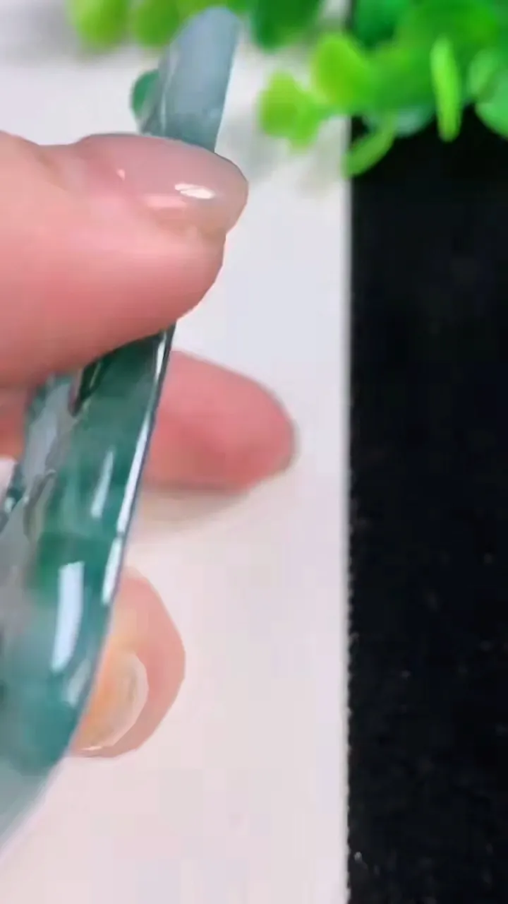 天然A货翡翠冰种飘花祥龙观音菩萨吊坠，尺寸72.5-46-4.8，重量:42.99g
12月1日