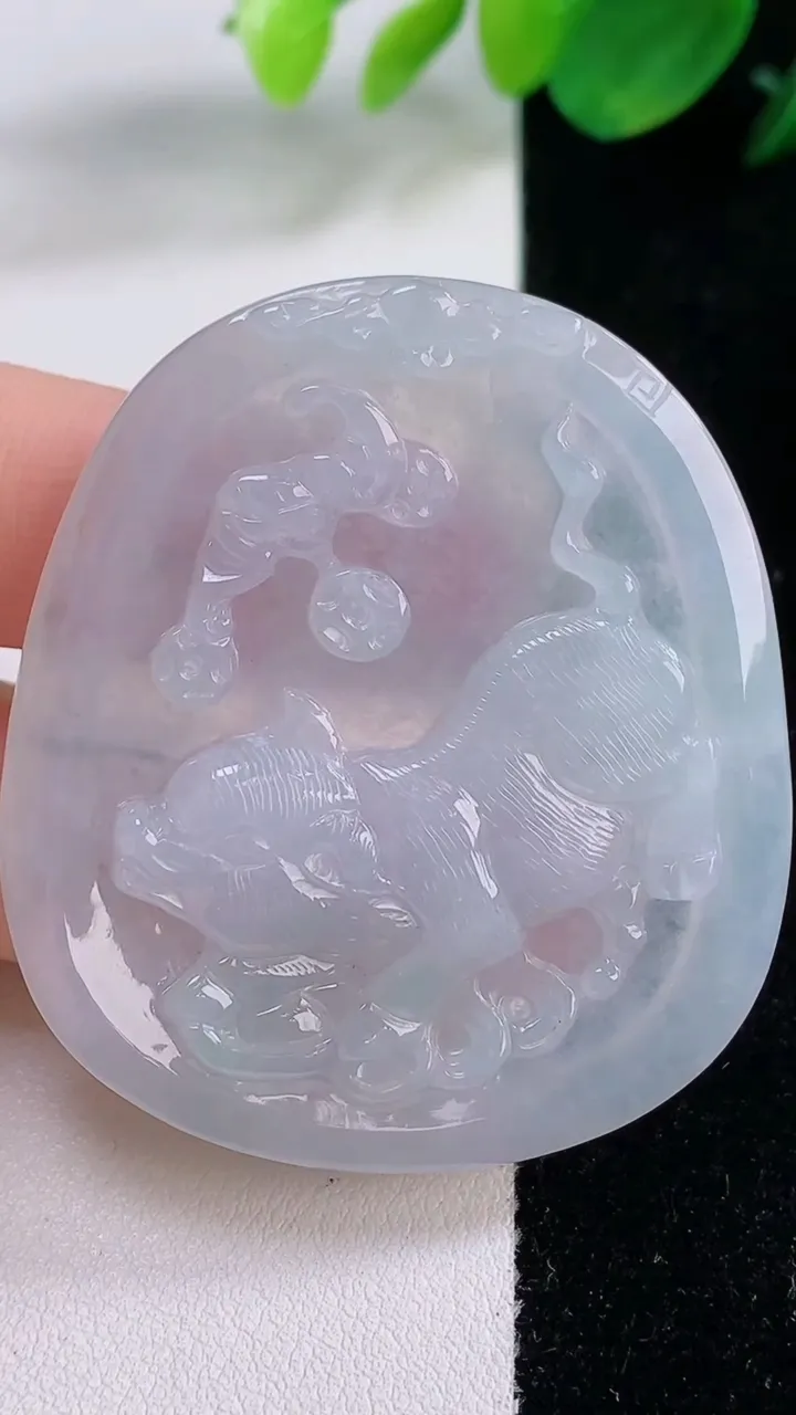 天然A货翡翠飘花生肖猪吊坠，尺寸49.4-44-5.6，重量:21.56g
12月1日