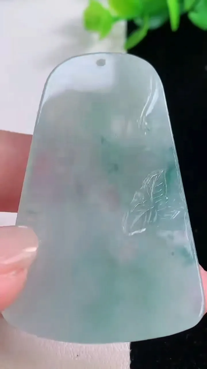 天然A货翡翠冰种飘花大日如来吊坠，尺寸54.4-34-5，重量:20.00g
12月1日