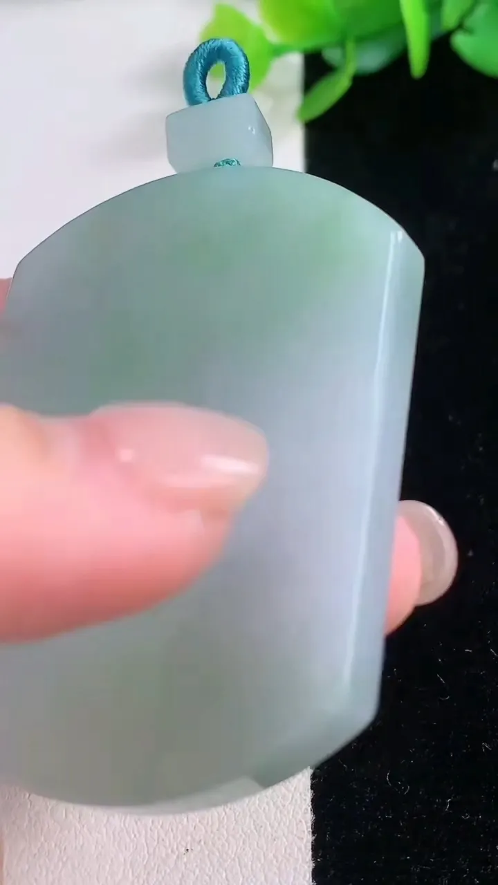 天然A货翡翠无事牌吊坠，尺寸52-39.2-5.6，重量:35.75g
12月1日