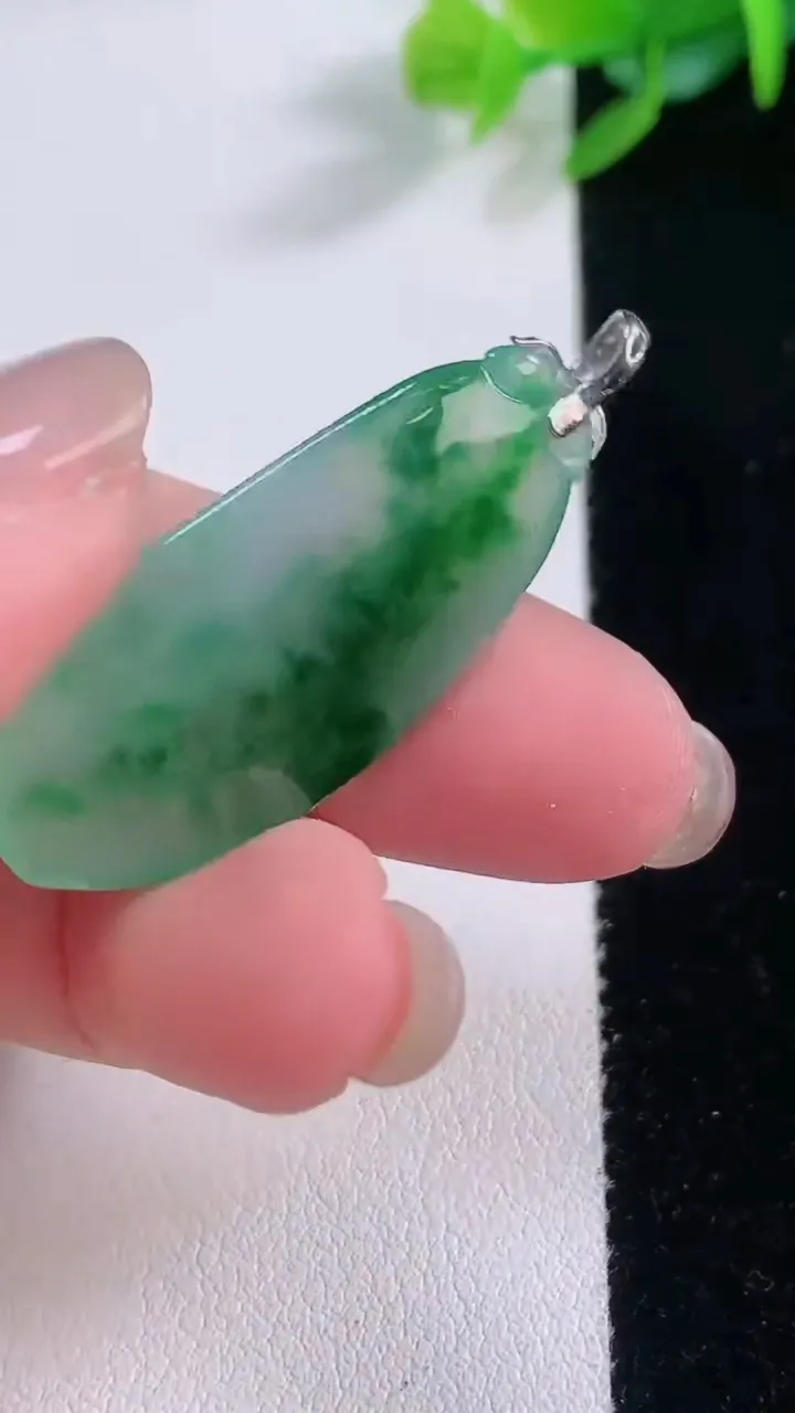 天然A货翡翠花福瓜吊坠，尺寸34.8-15-4.4，重量:4.79g
12月1日