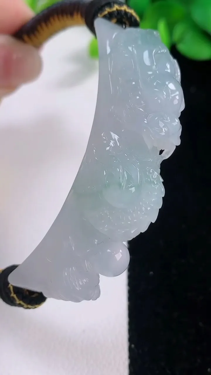 天然A货翡翠冰种飘花龙头手牌 手绳，尺寸59.8-12.8-14.7，重量:38.61g
12月1日