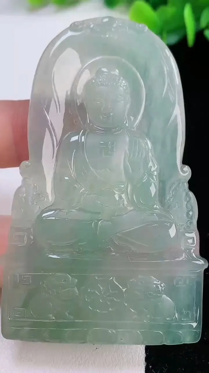 天然A货翡翠大日如来吊坠，尺寸71.6-42.4-4.4，重量:27.69g
12月1日