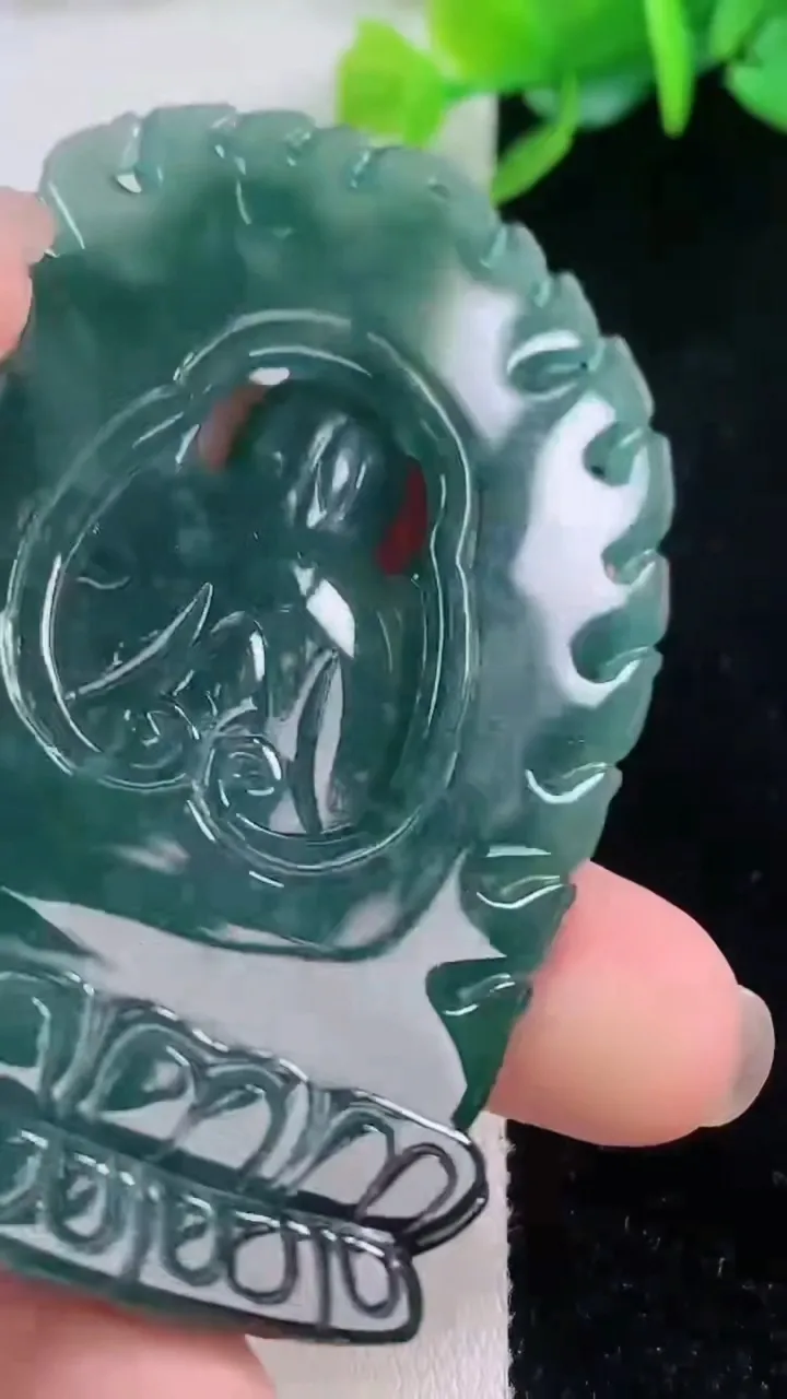 天然A货翡翠千手观音菩萨吊坠，尺寸69.2-45.2-7.8，重量:46.31g
12月1日