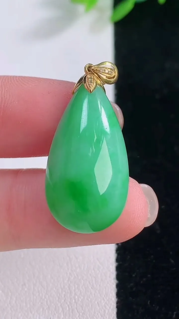 天然A货翡翠水滴吊坠，尺寸26.2-14.4-8.2，重量:5.47g
12月1日