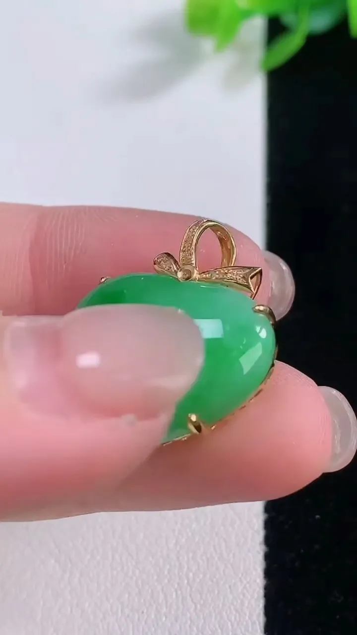 天然A货翡翠爱心吊坠，尺寸15.6-20.2-6.9，重量:4.27g
12月1日