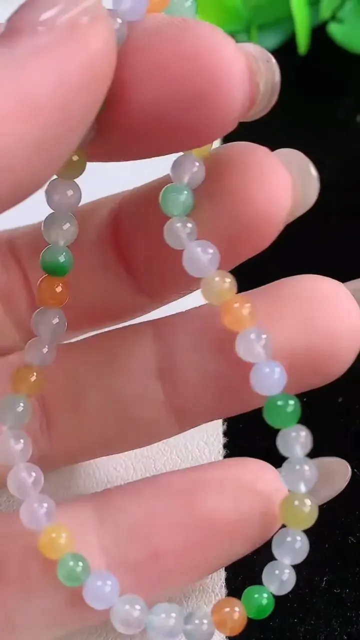 天然A货翡翠种三彩小米圆珠手串45颗，尺寸3.8，重量:4.50g12月1日
工厂直销收藏佳品,种好