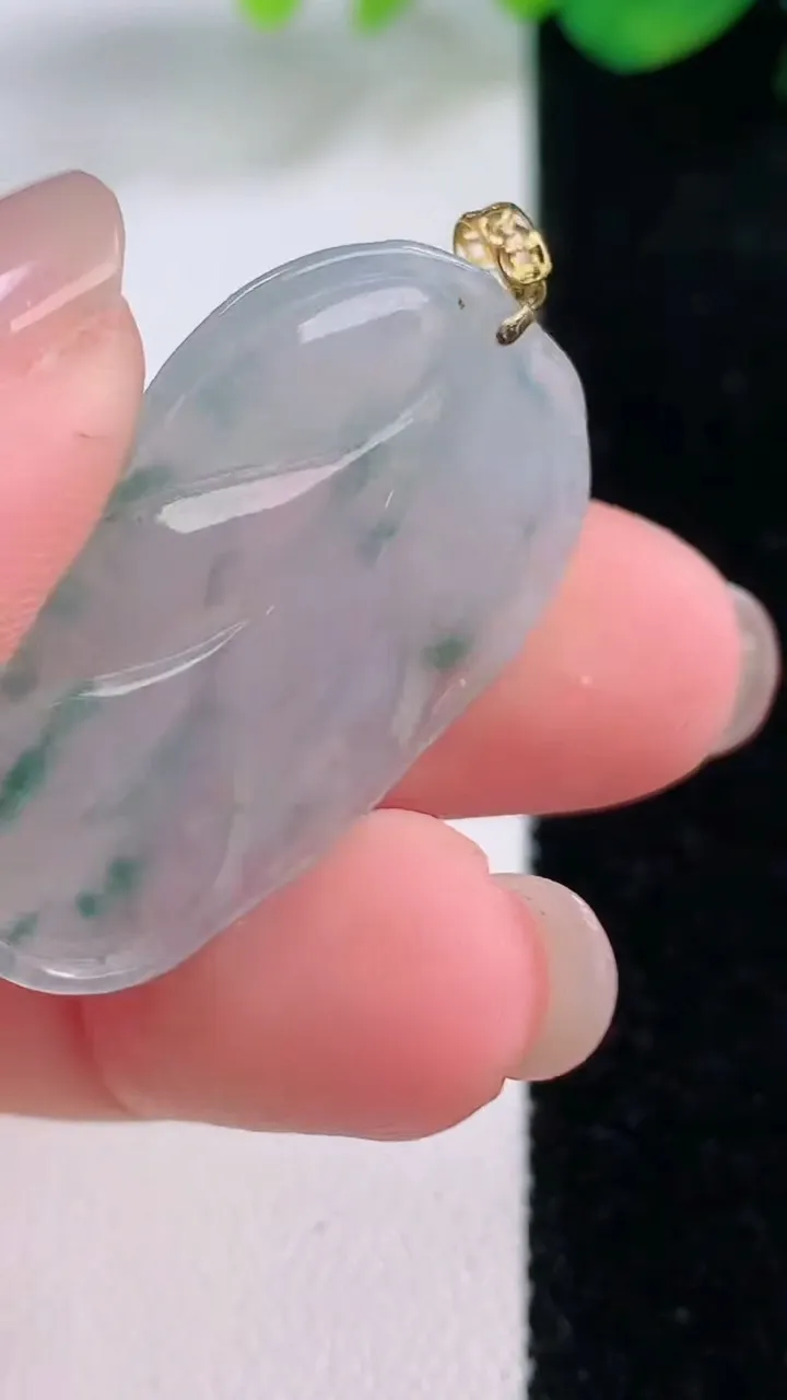 天然A货翡翠种飘花金枝玉叶 叶子吊坠，尺寸33-20-3.7，重量:4.64g
12月1日