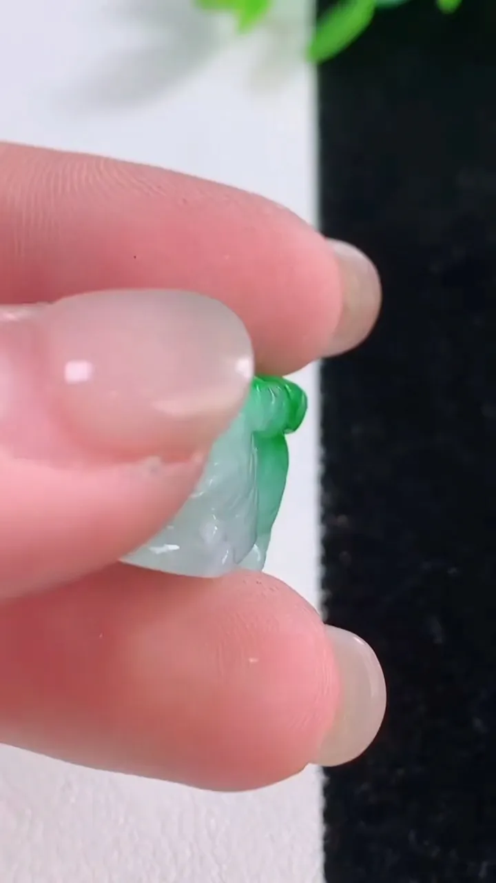 天然A货翡翠貔貅吊坠，尺寸20.8-11.3-12.7，重量:7.94g
12月1日