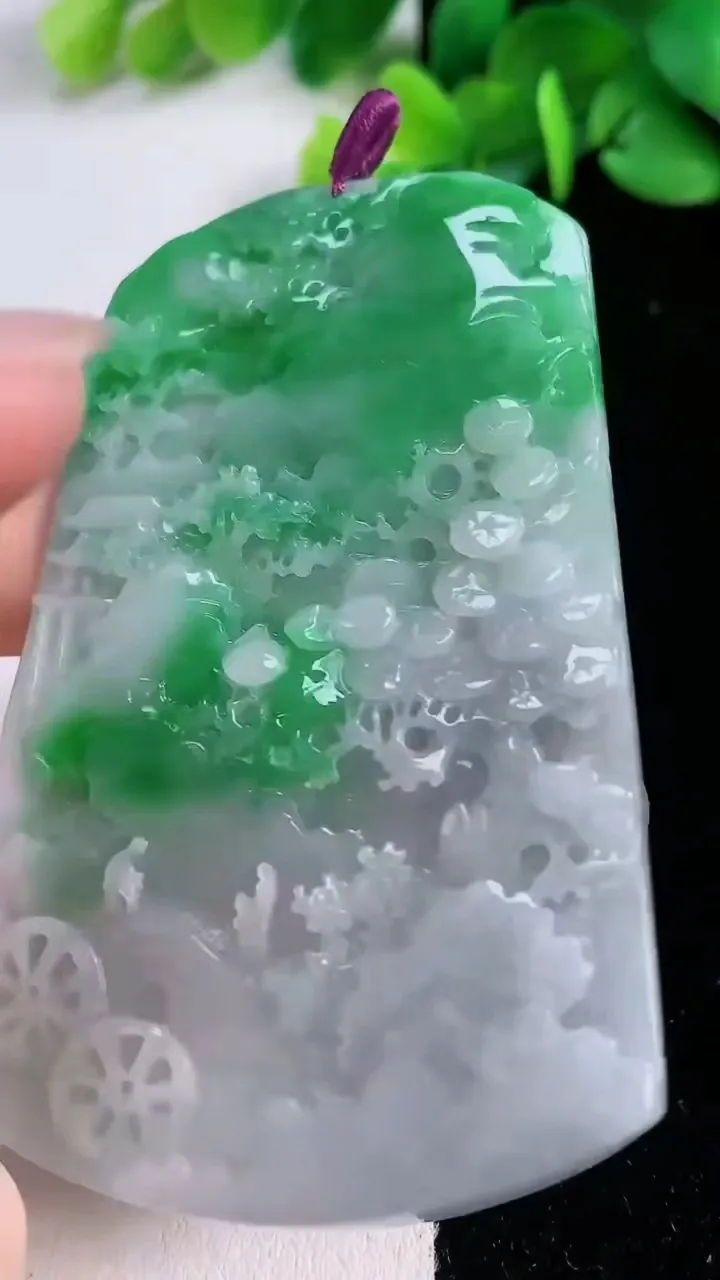 天然A货翡翠山水牌吊坠，尺寸71.7-47.8-4.5，重量:36.99g
12月1日