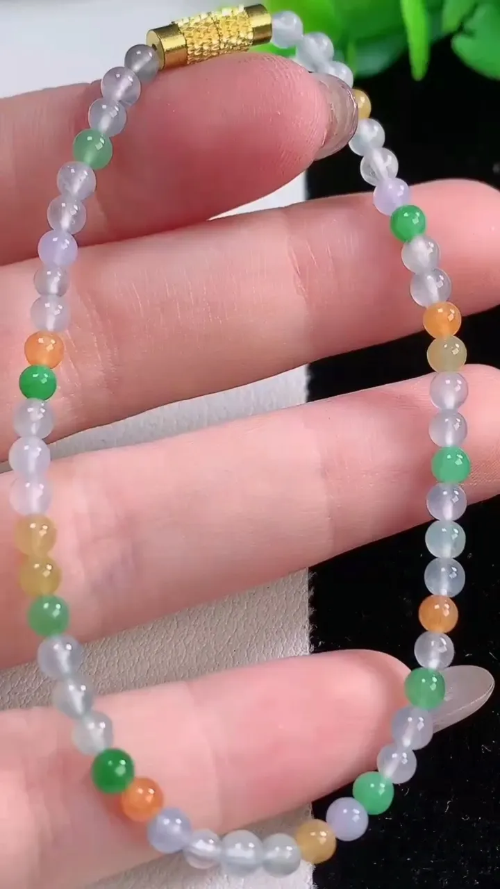 天然A货翡翠种三彩小米圆珠手串52颗，尺寸3.3，重量:4.53g12月1日
工厂直销收藏佳品,种好