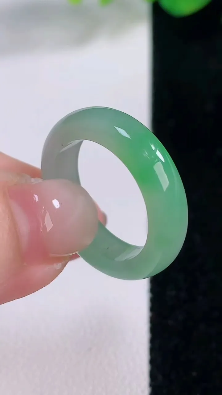 天然A货翡翠指环戒指，尺寸18.2-5.3-3，重量:4.08g2025年12月1日
工厂直销收藏佳品,种好水足，色泽均匀，有种有色，上手高大气！
