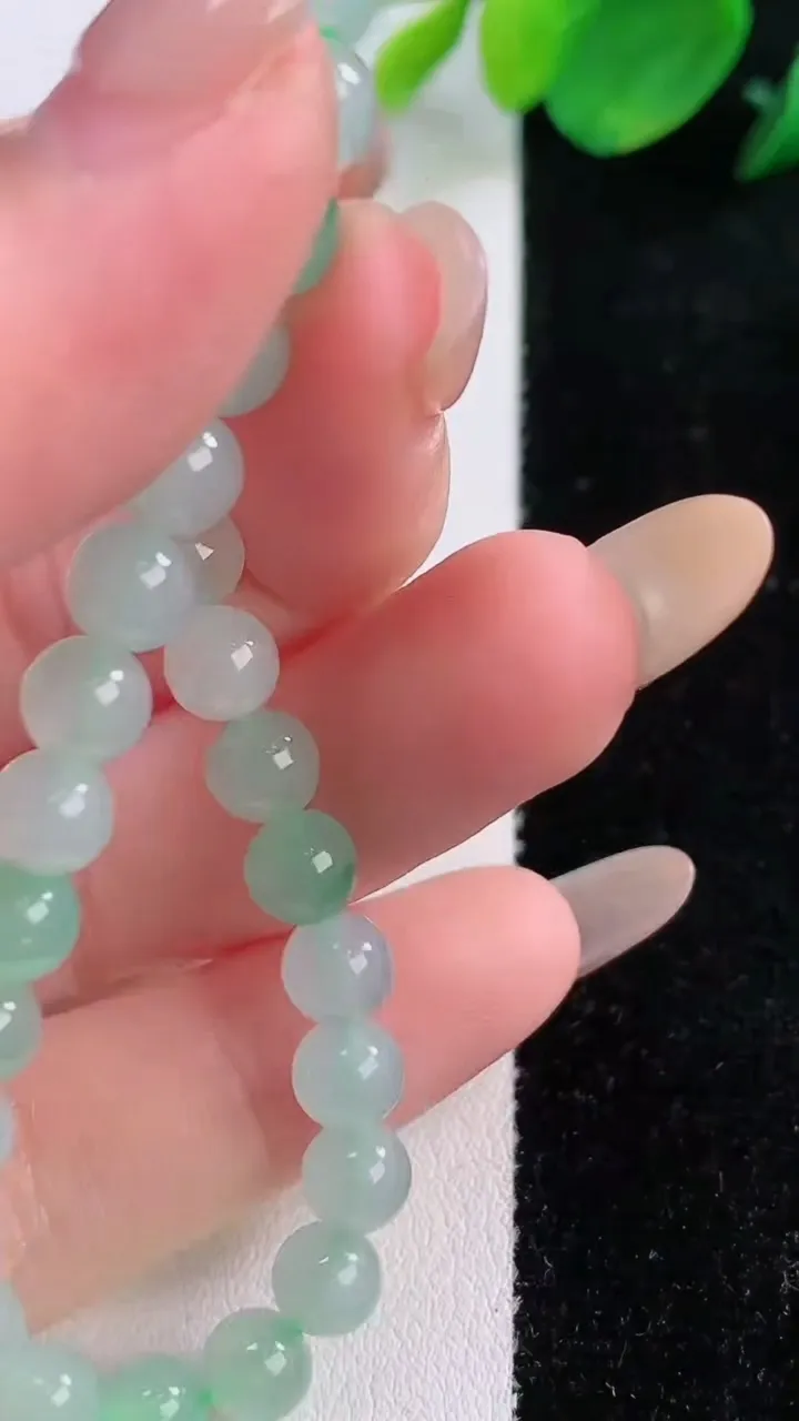 天然A货翡翠圆珠手串，尺寸5.8-30颗，重量:11.05g12月1日
工厂直销收藏佳品,种好水足，色泽均匀，有种有色，上手高大气！