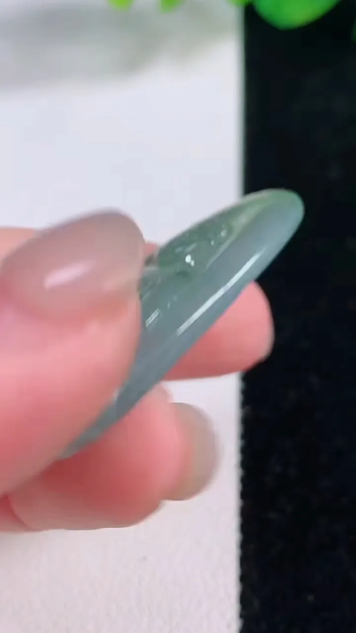 天然A货翡翠大日如来吊坠，尺寸42.6-24.5-4.8，重量:10.28g
12月1日