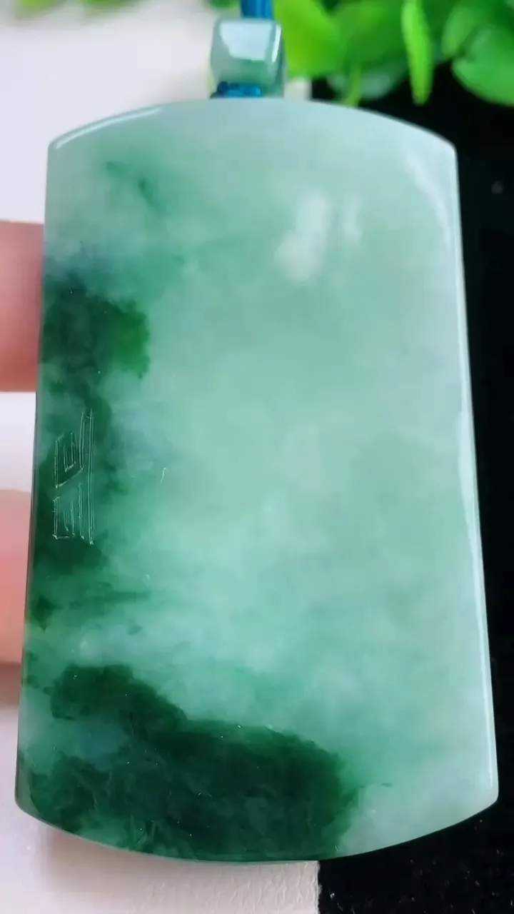 天然A货翡翠冰种飘花无事牌吊坠，尺寸67-40.4-5.8，重量:50.11g
12月1日