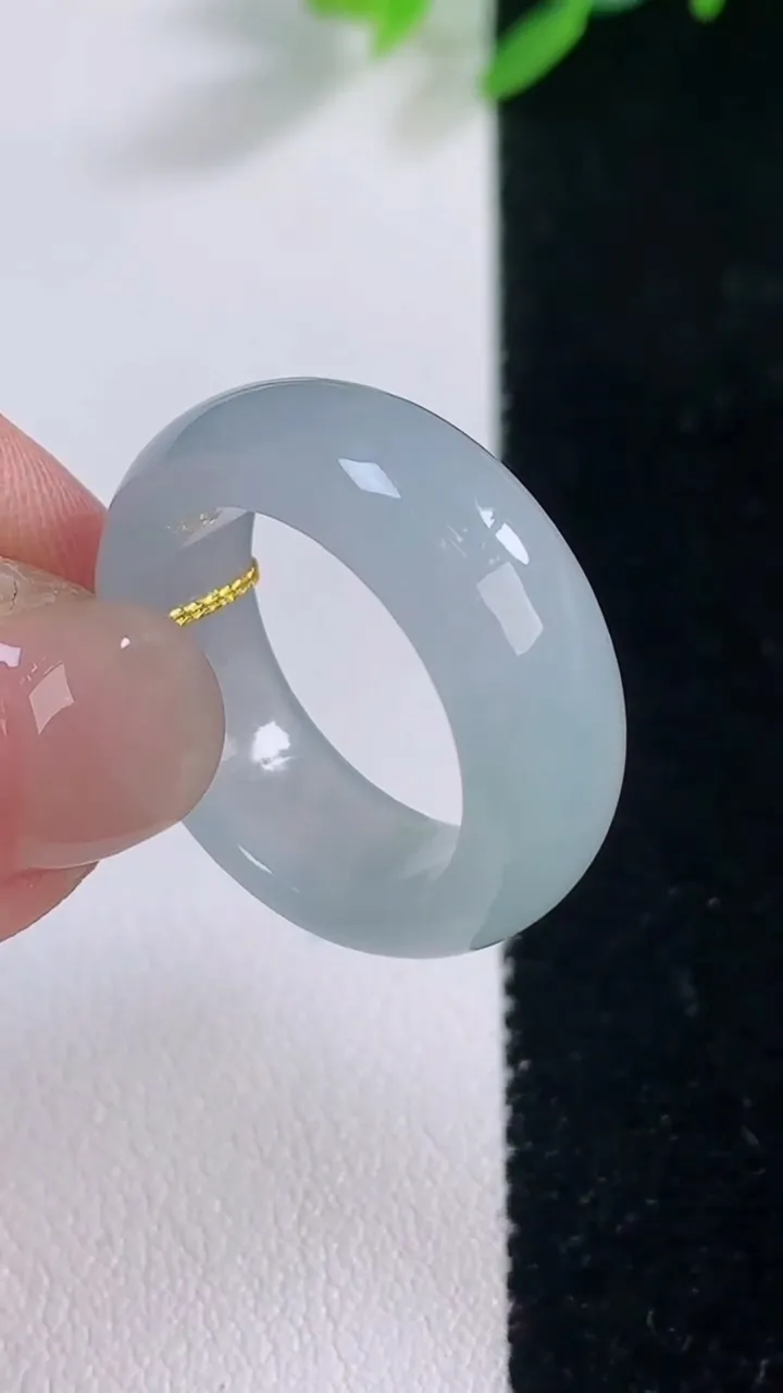 天然A货翡翠指环 戒指，尺寸17.7-7.7-3.6，重量:6.27g2025年12月1日
工厂直销收藏佳品,种好水足，色泽均匀，有种有色，上手高大气！