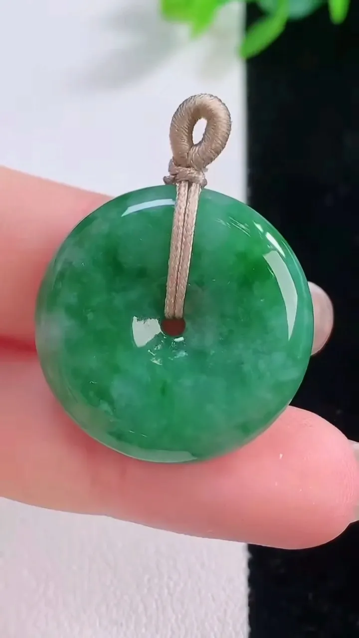 天然A货翡翠平安扣吊坠，尺寸25-5，重量:7.42g
12月1日