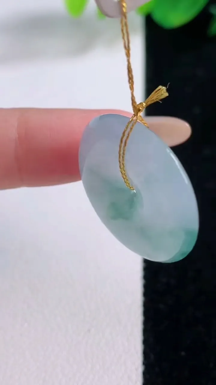 天然A货翡翠冰种飘花平安扣吊坠，尺寸23.8-4.6，重量:5.91g
12月1日