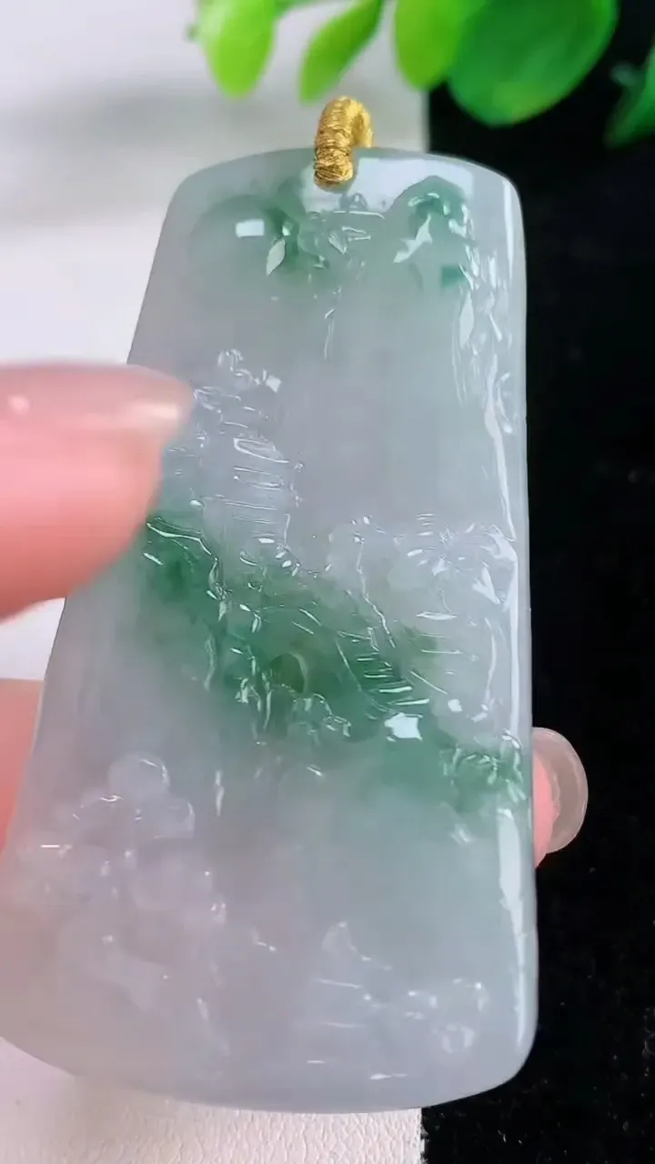 天然A货翡翠牌吊坠，尺寸61.7-33.2-6.2，重量:29.53g
12月1日