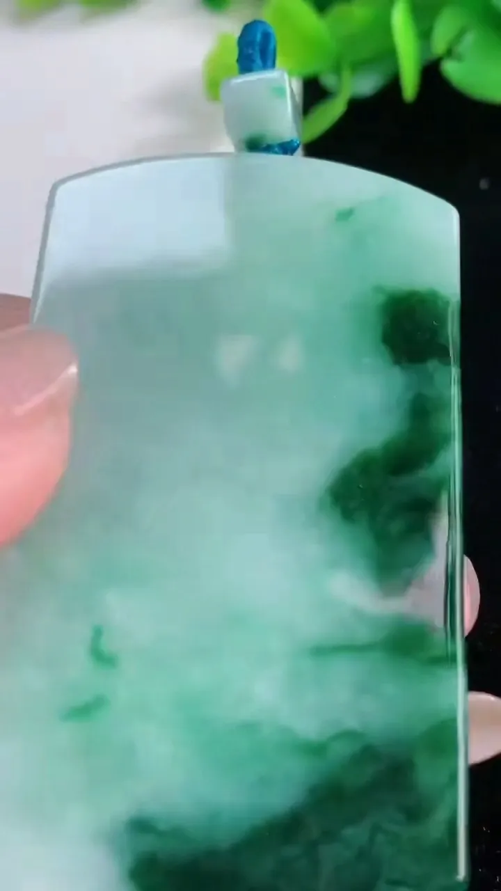 天然A货翡翠冰种飘花无事牌吊坠，尺寸67-40.4-5.8，重量:50.11g
12月1日