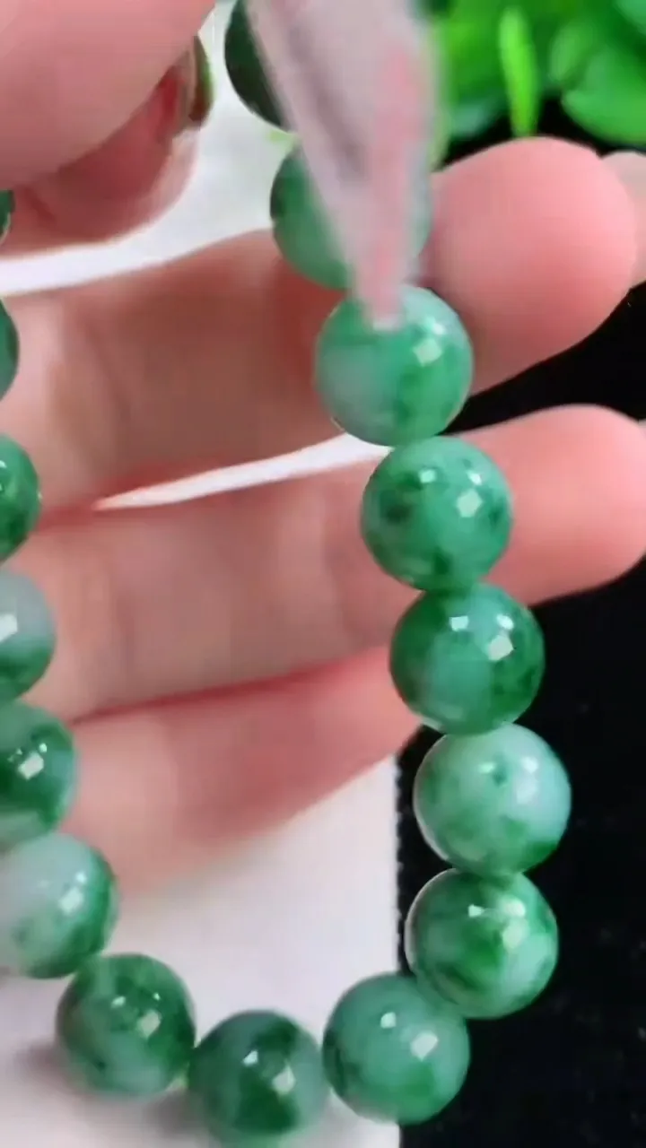 天然A货翡翠花圆珠手串19颗，尺寸9.8，重量:32.19g12月1日
工厂直销收藏佳品,种好水足，色泽均匀，有种有色，上手高大气！