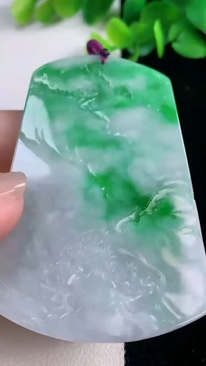 天然A货翡翠山水牌吊坠，尺寸71.7-47.8-4.5，重量:36.99g
12月1日