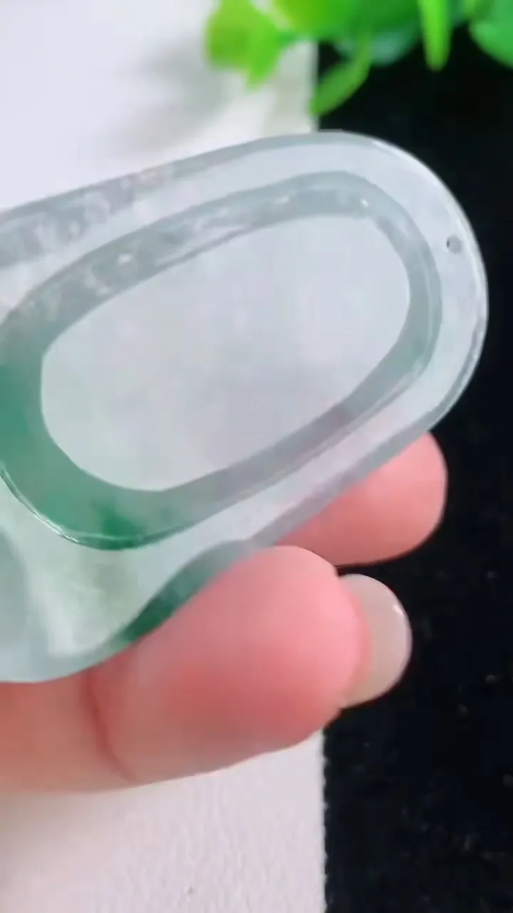 天然A货翡翠冰种飘花生肖兔吊坠，尺寸50-30-4.5，重量:14.28g
12月1日