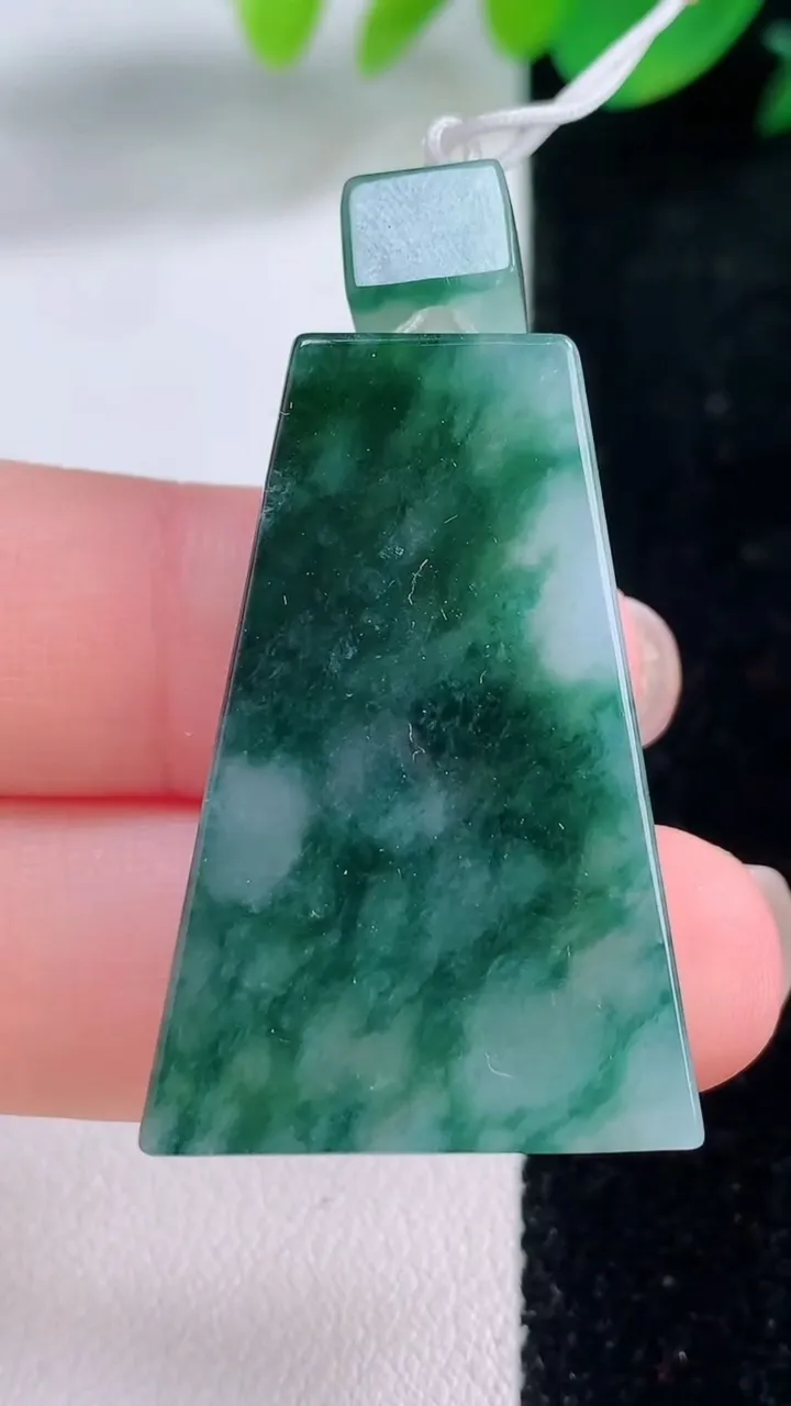 天然A货翡翠飘花无事牌吊坠，尺寸35.8-24.2-5.7，重量:13.60g
12月1日