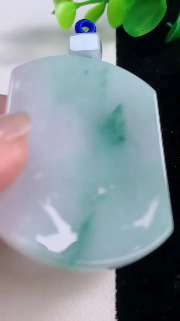 天然A货翡翠飘花无事牌吊坠，尺寸53.6-40.3-5.5，重量:36.62g
12月1日