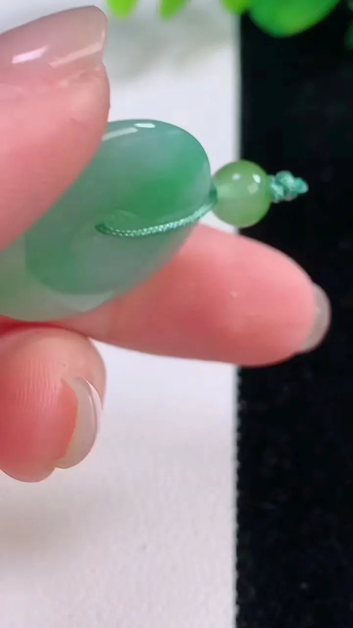 天然A货翡翠平安扣吊坠，尺寸24.7-4.2，重量:6.70g
12月1日