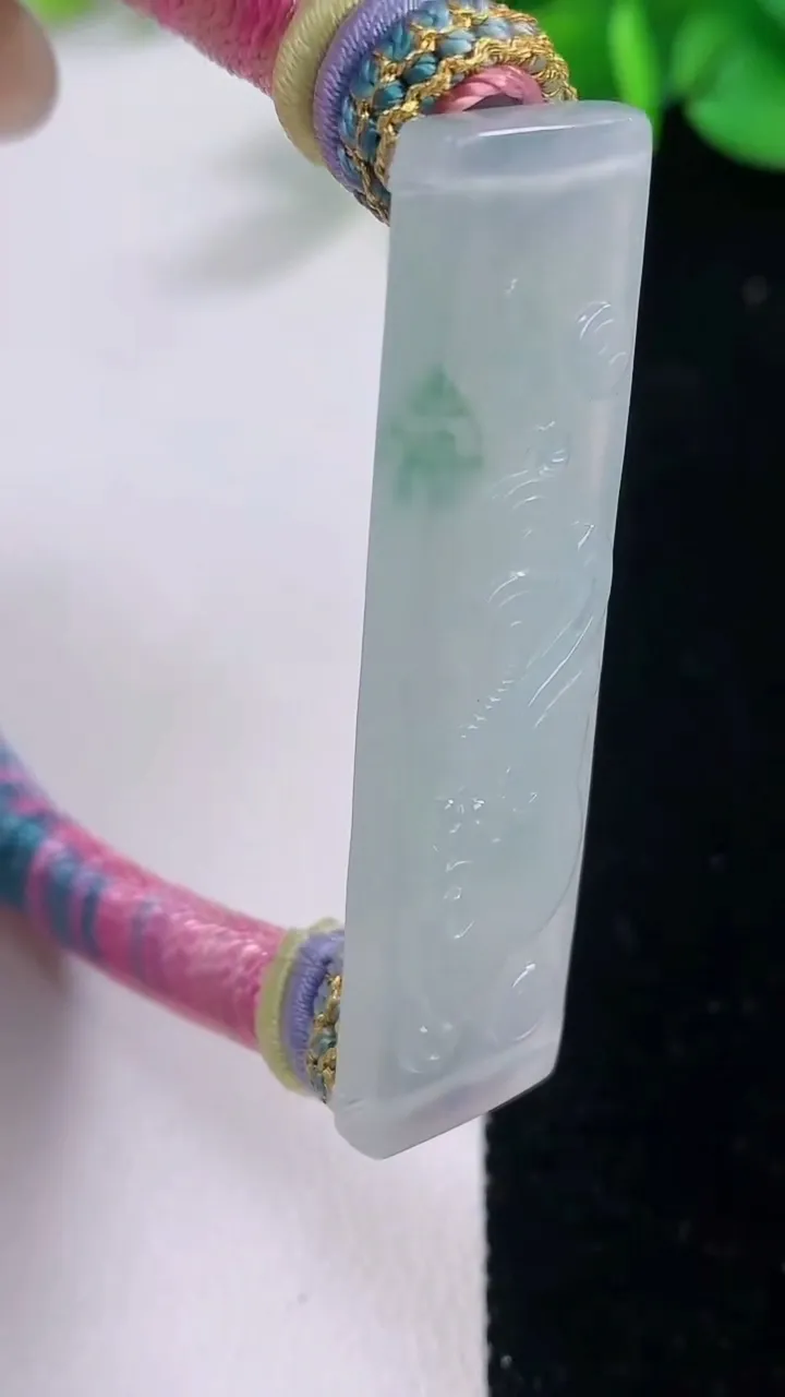 天然A货翡翠冰种飘花如意手牌 手绳，尺寸49.6-12.2-5.3，重量:21.55g
12月1日